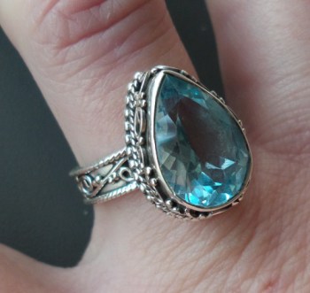 Zilveren ring druppelvorm blauw Topaas bewerkte setting 17.3 mm